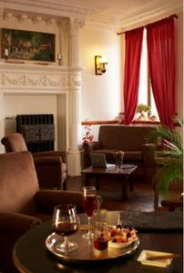 皮埃尔菲特－内斯塔拉法国大酒店的客厅配有沙发和桌子