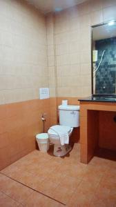 查汶克鲁爱麦宾馆的浴室配有白色卫生间和盥洗盆。