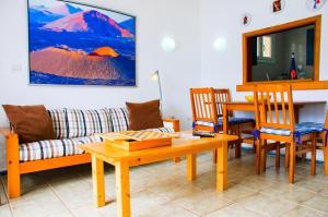 法马拉Seaview Risco de Famara 2的客厅配有沙发和桌椅