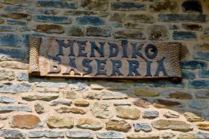 阿穆里奥Mendiko Baserria的砖墙边的标志