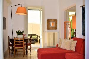 莱切Biccari6 Terrace Apartment的客厅配有红色的沙发和桌子