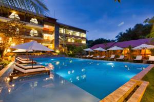 富国Azura Resort的夜间在酒店前的游泳池