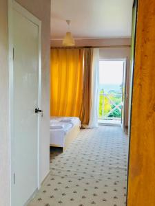 新阿丰Palm Hotel的一间卧室设有一张床和一个大窗户