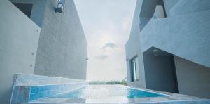 西归浦市博乐姆度假屋的一座建筑物中央的游泳池