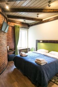 圣彼得堡Bronza Hotel的一间卧室配有一张带蓝色毯子的大床