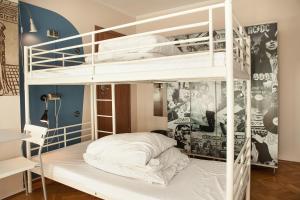 格但斯克La Guitarra Hostel Gdańsk的一间卧室配有两张双层床。