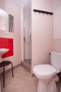格但斯克La Guitarra Hostel Gdańsk的浴室配有卫生间、盥洗盆和淋浴。