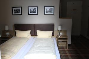 劳特布龙嫩绍巴核酒店的一张大床,带两个枕头和两个床头柜