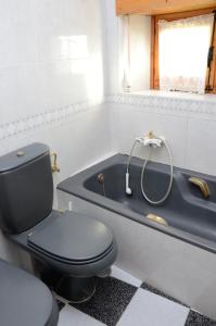 锡古恩萨Casa Rural ALCARREÑA的一间带卫生间和浴缸的浴室