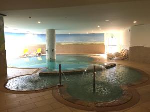 坎皮泰洛迪法萨斯特拉蒙蒂斯酒店的墙上画画的游泳池