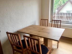 莱奥本Private Wohnung的窗户客房内的一张木桌和椅子
