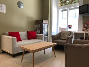 魁北克市奥伯格圣路易斯酒店的客厅配有沙发、两把椅子和一张桌子