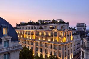 巴黎拉斐尔酒店的一座有灯的大建筑
