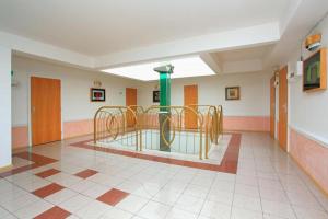 克雷姆尼察中央酒店的一间设有金属栏杆走廊的房间