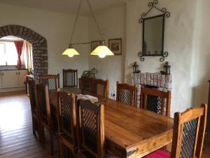 瓦伦西亚岛Restored School Master’s House的一间带木桌和椅子的用餐室