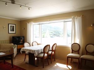 HerandApartment in Herand, Hardanger的客厅配有桌椅和窗户。