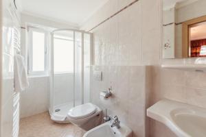 马兰扎Pension Wiesenrain的白色的浴室设有卫生间和水槽。