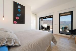 塞博河畔卡莱塔Alojamiento Santa Rosa La Graciosa的一间卧室配有一张床,享有海景