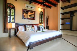 圣塔特蕾莎海滩Casa Marbella的一间卧室,卧室内配有一张大床