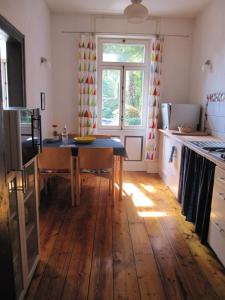 施派尔Zwischen-Rhein-und-Reben, zentral, barrierefrei的铺有木地板,配有桌子的厨房