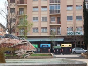 萨拉戈萨康伯利旅馆的医院前的龙雕像