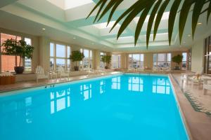 波士顿Seaport Hotel® Boston的酒店大堂的大型蓝色泳池