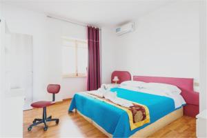 锡拉库扎华夏 仙客来家庭宾馆的卧室配有床、椅子和窗户。
