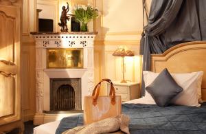 巴黎Hotel Residence Henri IV的一间卧室,配有一张带购物袋的床