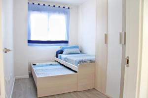 格拉纳达Ciencias Forum Apartment by A3Rentals的小房间设有两张床和窗户