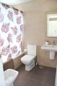 格拉纳达Ciencias Forum Apartment by A3Rentals的一间带卫生间和水槽的浴室