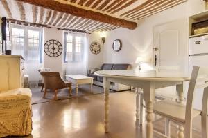 昂蒂布Bijou Apartment in Safranier - Old Town Antibes的厨房以及带桌椅的起居室。