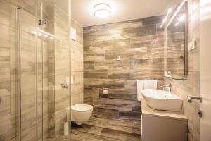 布莱德Apartments Villa Tatiana的浴室配有卫生间、盥洗盆和淋浴。