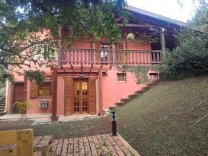 坎普林普Recanto Pôr do Sol的粉红色的房子,前面有楼梯