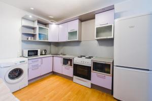 赤塔巴布希基纳32b德卡布里斯特公寓的厨房配有白色家电和紫色橱柜