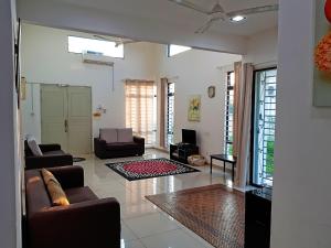 马六甲Siantan - Near Std Hang Jebat, Sg Udang & UITM Lendu的客厅配有两张沙发和一台电视机