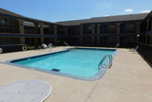 Warr AcresDays Inn by Wyndham Oklahoma City NW Expressway的大楼前的大型游泳池