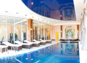 奇姆肯特凯纳尔酒店的酒店大堂设有游泳池和椅子