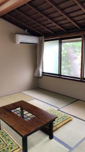 金泽金马醋民宿旅馆的窗户前设有木桌的房间