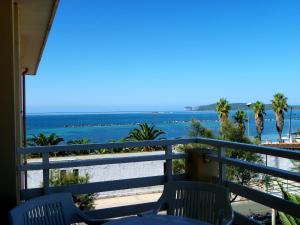 阿尔盖罗布甘维雷亚住宅酒店的阳台享有海滩美景。
