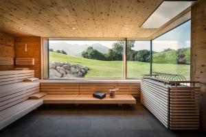 巴特莱辛哈尔Klosterhof – Alpine Hideaway & Spa的客房设有带大窗户的桑拿浴室。