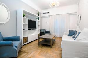 Charming 2 bedroom apartment next to Piraeus port的休息区