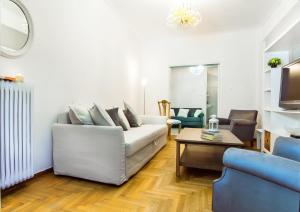 Charming 2 bedroom apartment next to Piraeus port的休息区
