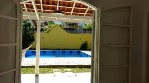 圣弗朗西斯科泽维尔Casa da Yolanda - Hospedaria的通往游泳池的大门穿过房子