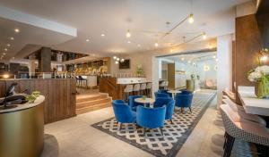都柏林摩根酒店的一间设有蓝色椅子的餐厅和一间酒吧