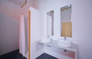 法鲁Lemon Tree Urban Camping的浴室设有2个水槽和镜子