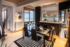 约阿尼纳Villa Deluxe Sight的厨房以及带桌椅的起居室。