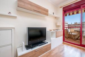 马拉加Apartamento Parque litoral的客厅设有壁挂式平面电视。