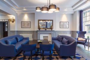 都柏林圣殿酒吧酒店的客厅配有蓝色的椅子和桌子