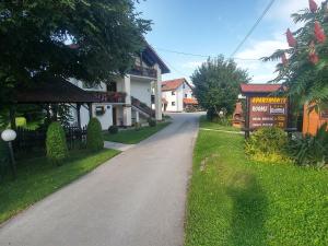 格拉博瓦茨帕夫里克旅馆的村里一条有房子和标志的道路