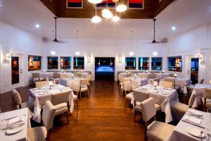 维约堡Serenity at Coconut Bay - All Inclusive的一间设有白色桌椅的用餐室